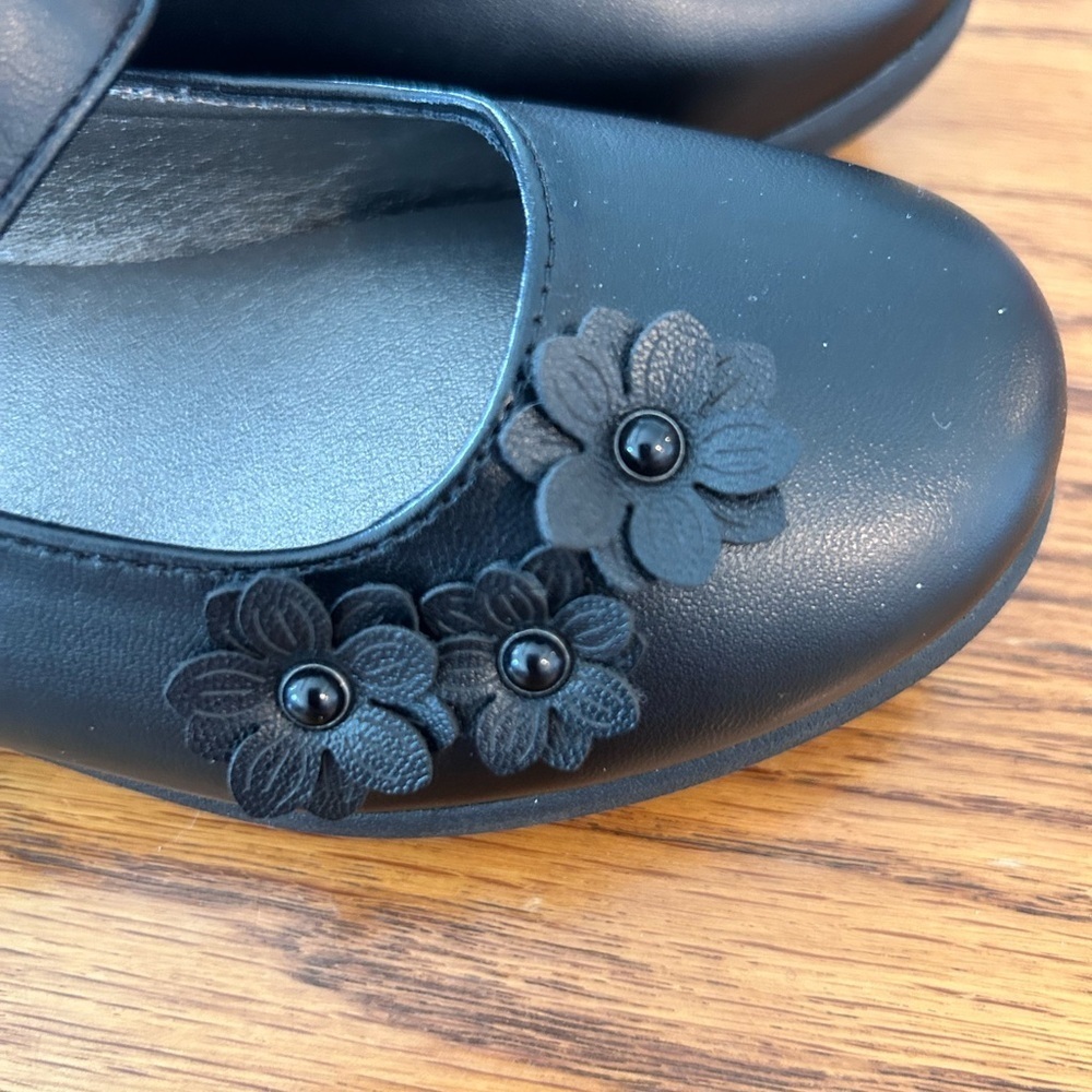 Cupcake Couture Girls Black Velcro Mary Jane’s
Size 13M - Picture 3 of 6